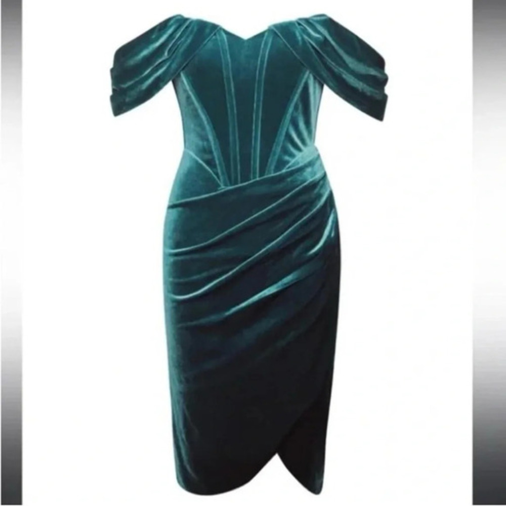 Miss Circle Elegant Off-Shoulder Emerald Green Velvet Dress - Woman’s Large 

.